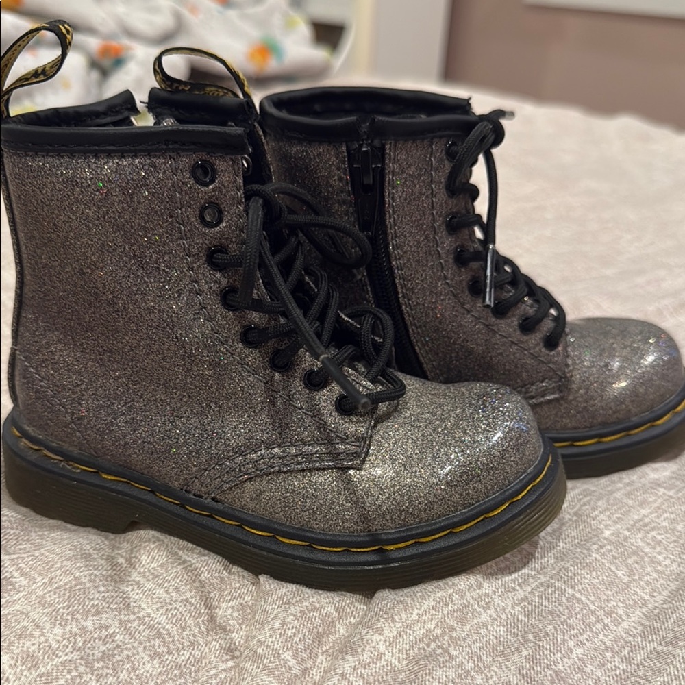 Dr.Martin girls boot. New never worn! Amazing condition!!!!